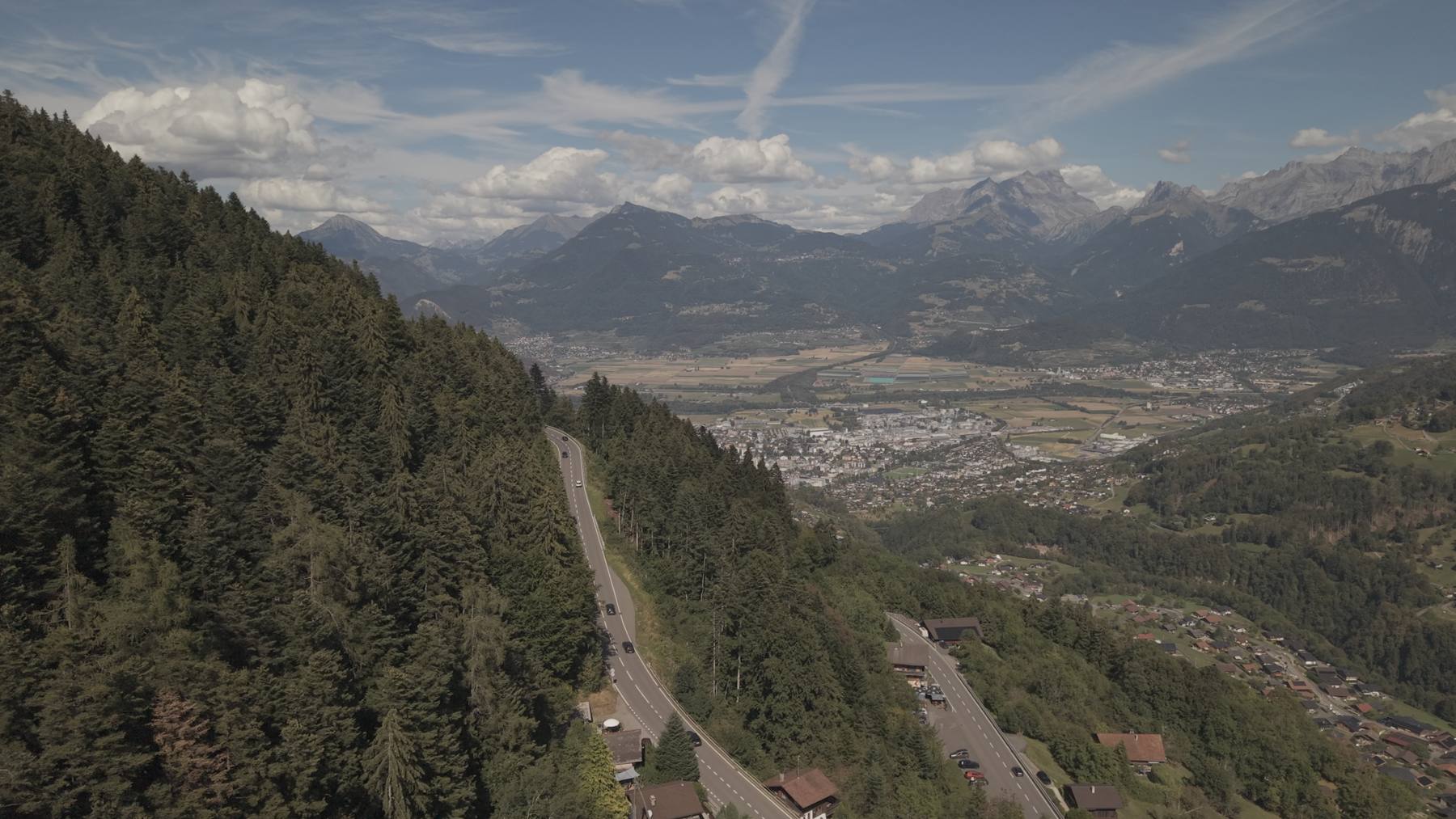 Vue aérienne d'un paysage de montagne